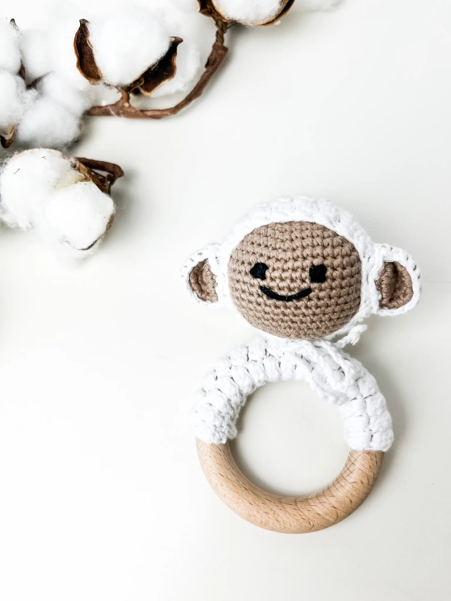 Hochet pour bébé en bois et en crochet de coton I Animals™ – Three Hugs -  Puériculture, Mode et Accessoires de bébé